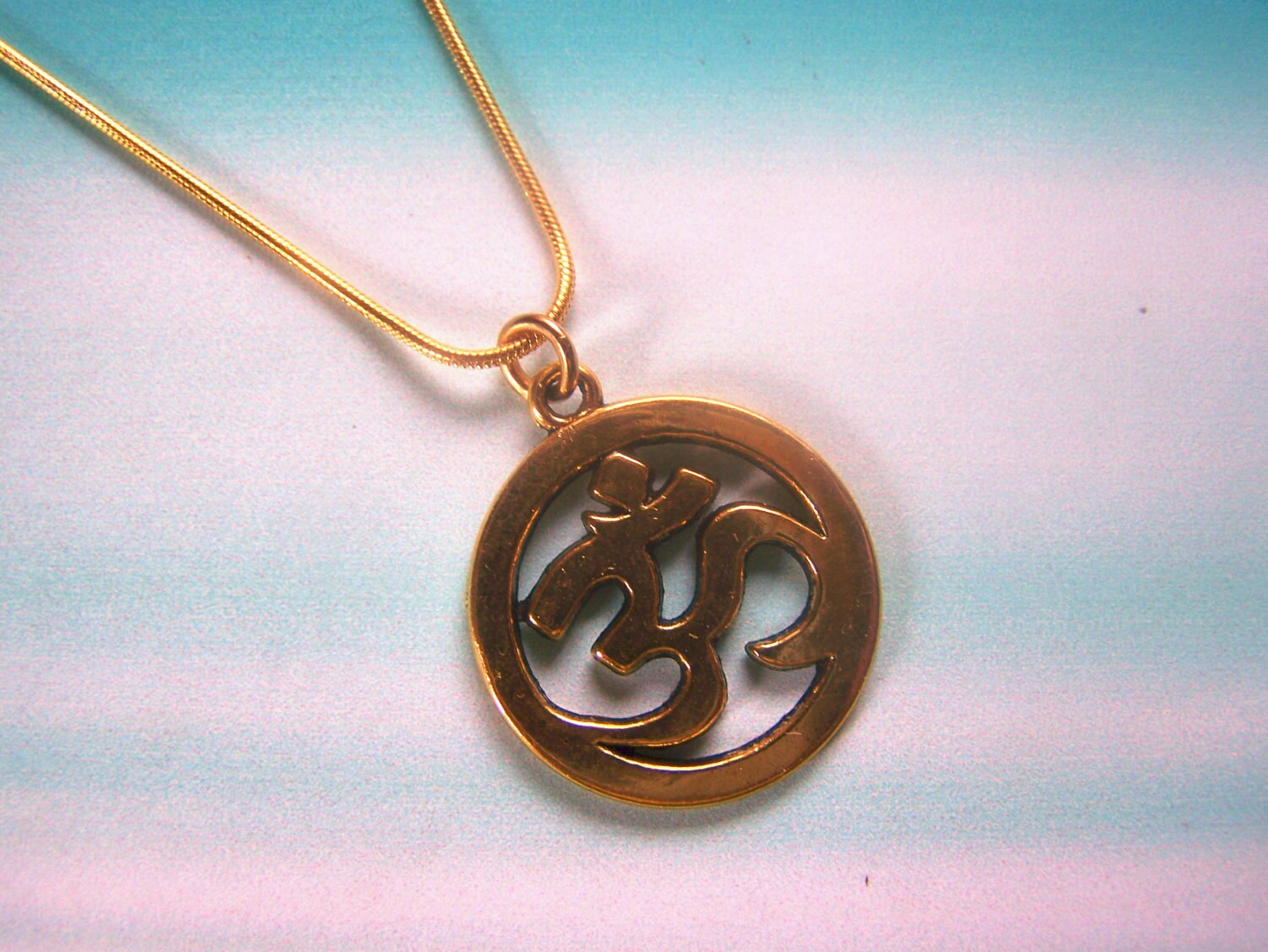 Om Charm Anhänger Halskette von lindasorigjewelry