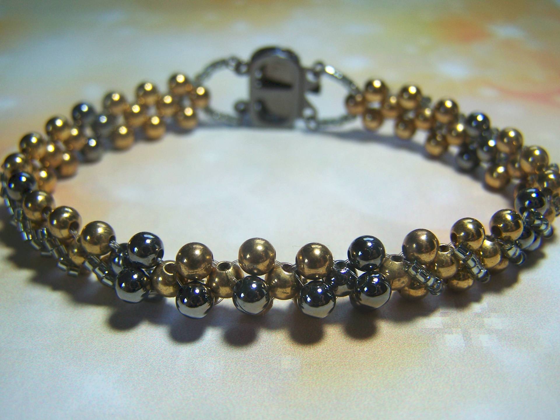 Perlen Gewebt Armband, Perlenweberei Schmuck, Gunmetal Und Gold Armband Für Sie, Metal Bead Einzigartige Sie von lindasorigjewelry