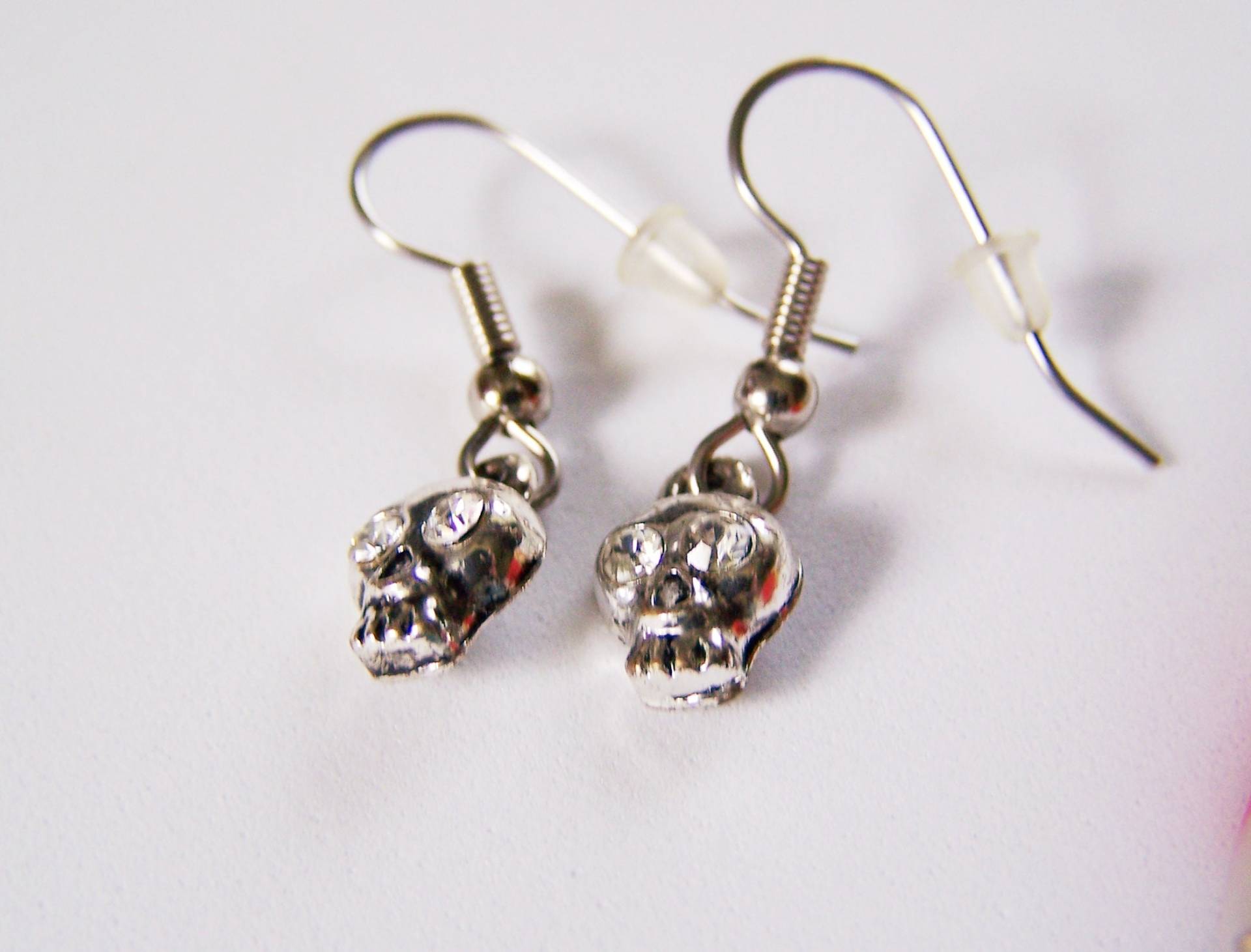 Schädelohrringe, Kleine Silberne Schädelohrringe Mit Kristallaugen, Halloween Unisex Kleiner Schädel von lindasorigjewelry