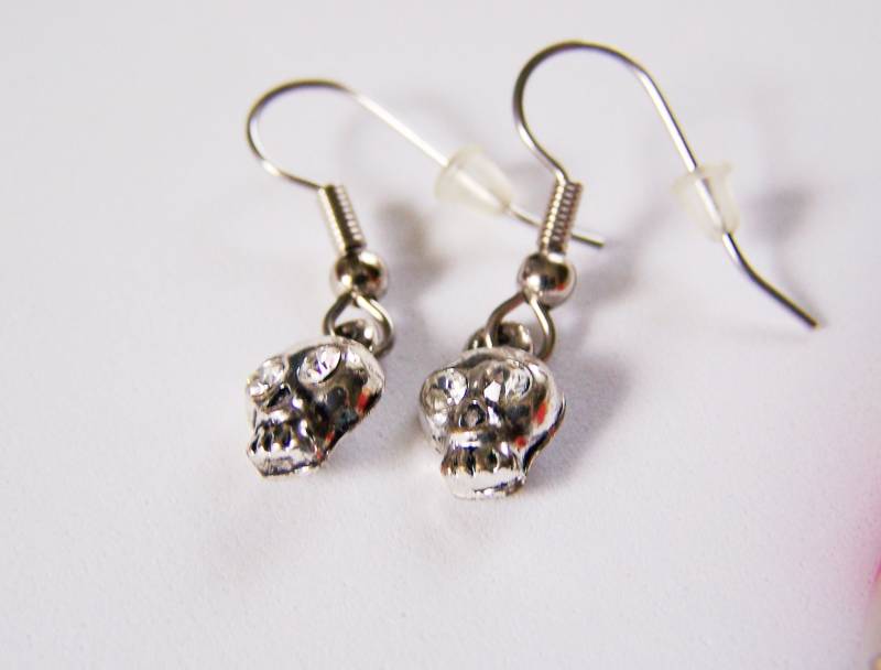Schädelohrringe, Kleine Silberne Schädelohrringe Mit Kristallaugen, Halloween Unisex Kleiner Schädel von lindasorigjewelry