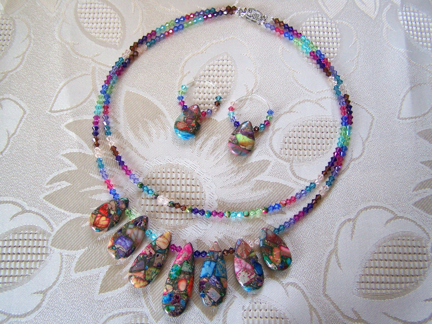Schmuck Set Sea Sediment Regenbogen Jaspis Und Swarovski Kristall Multi-strängige Halskette Ohrring-Set von lindasorigjewelry