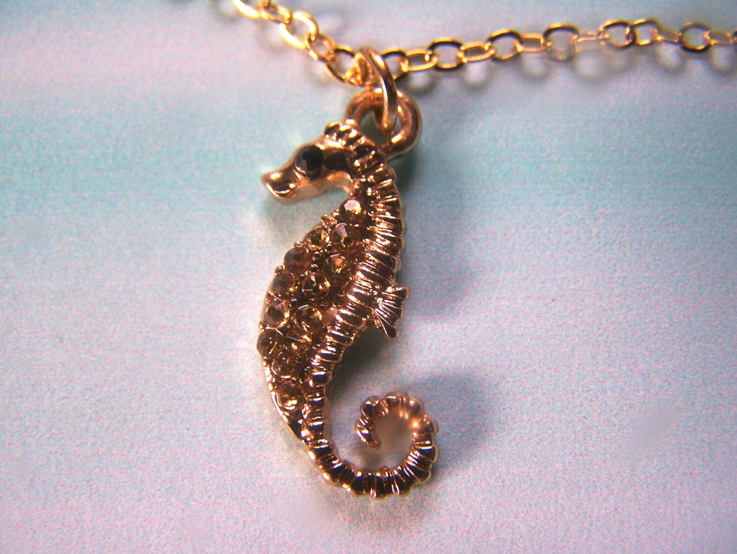 Seepferdchen Anklet Crystal Pave Gold Ankle Armband von lindasorigjewelry