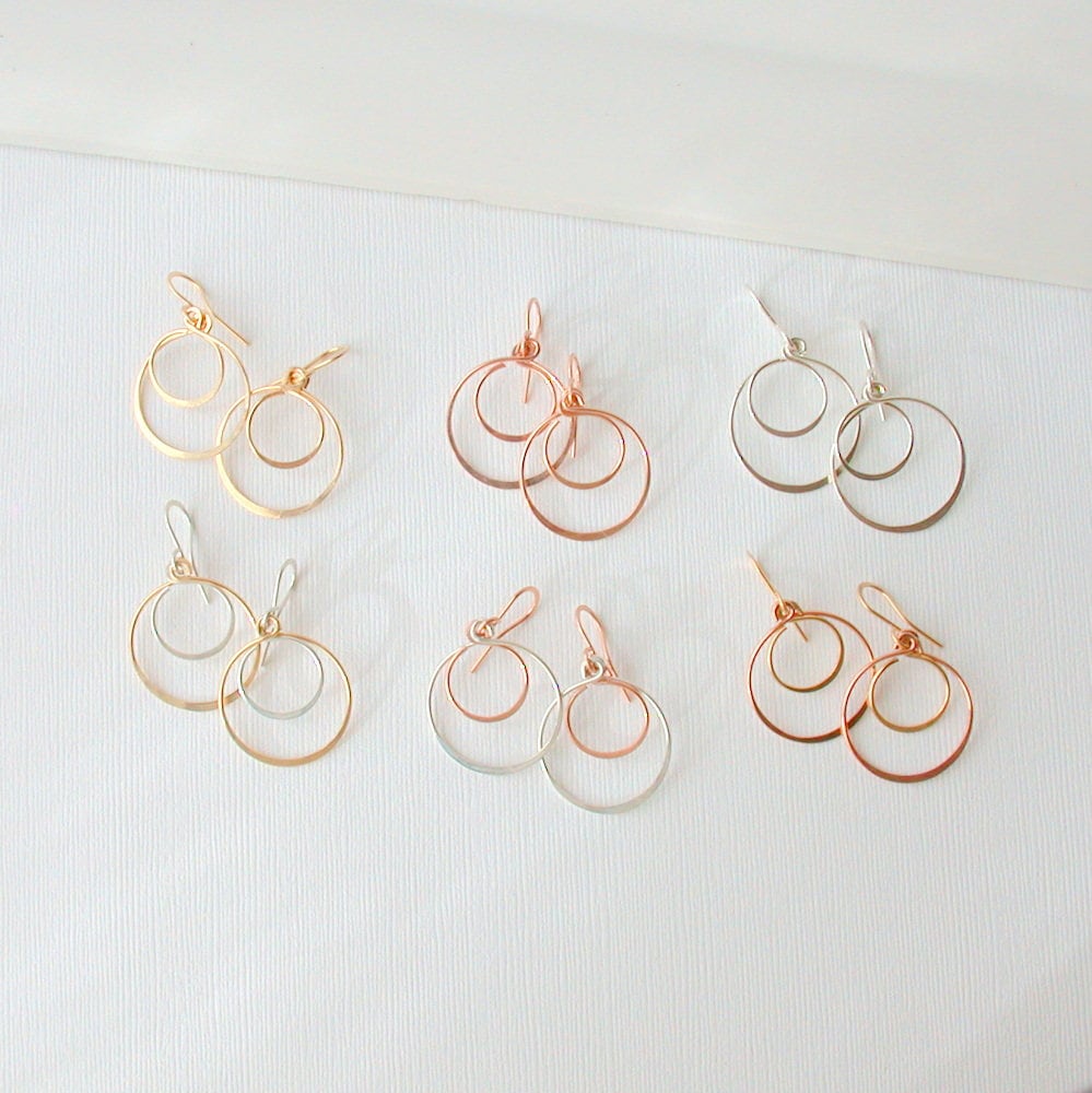 Schwingende Doppel Creolen Ohrringe Moderne Aus Gemischten Metallen Schwingende Doppel Creolen Ohrringe Moderne Aus Gemischten Metallen von lindatrentjewelry