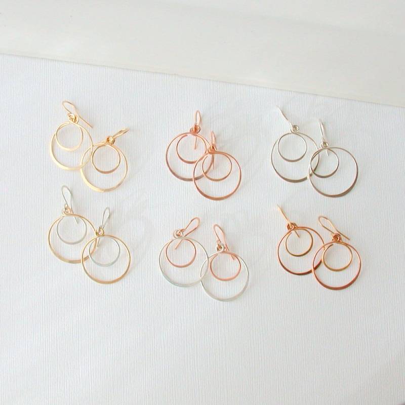 Schwingende Doppel Creolen Ohrringe Moderne Aus Gemischten Metallen Schwingende Doppel Creolen Ohrringe Moderne Aus Gemischten Metallen von lindatrentjewelry