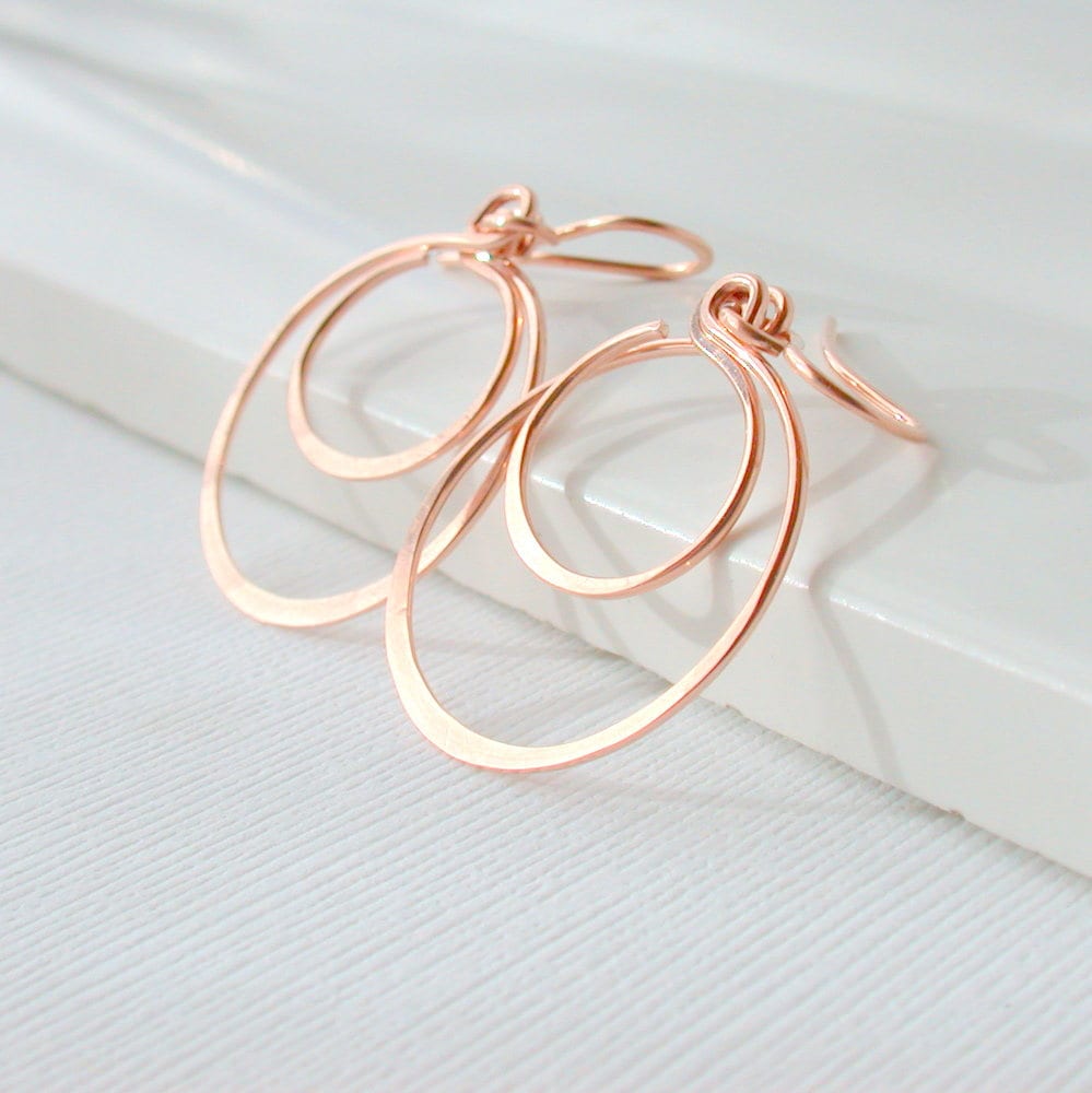 Swinging Hoop Ohrringe Moderne Ohrringe Aus Gemischten Metallen Swinging Hoop Ohrringe Moderne Ohrringe Aus Gemischten Metallen von lindatrentjewelry
