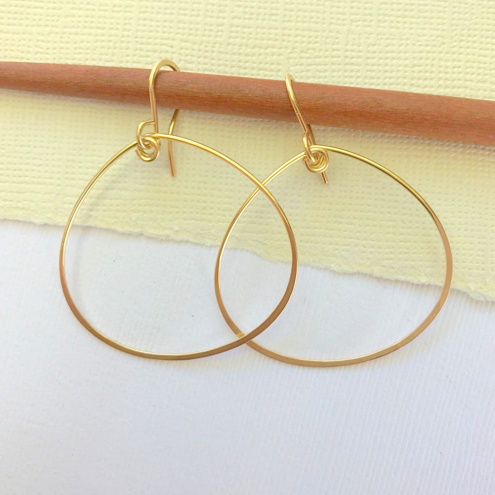 Gehämmerte 14K Gold Fill Creolen 5 cm Große Tropfenförmige Creolen Gehämmerte 14K Gold Fill Creolen 5 cm Große Tropfenförmige Creolen von lindatrentjewelry