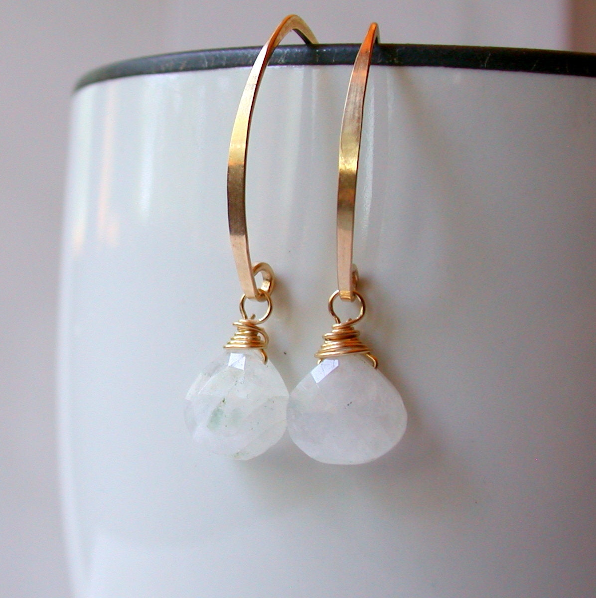 Elegante Mondstein Hängeohrringe 14K Gold Fill Durchzieher Ohrringe Elegante Mondstein Hängeohrringe 14K Gold Fill Durchzieher Ohrringe von lindatrentjewelry