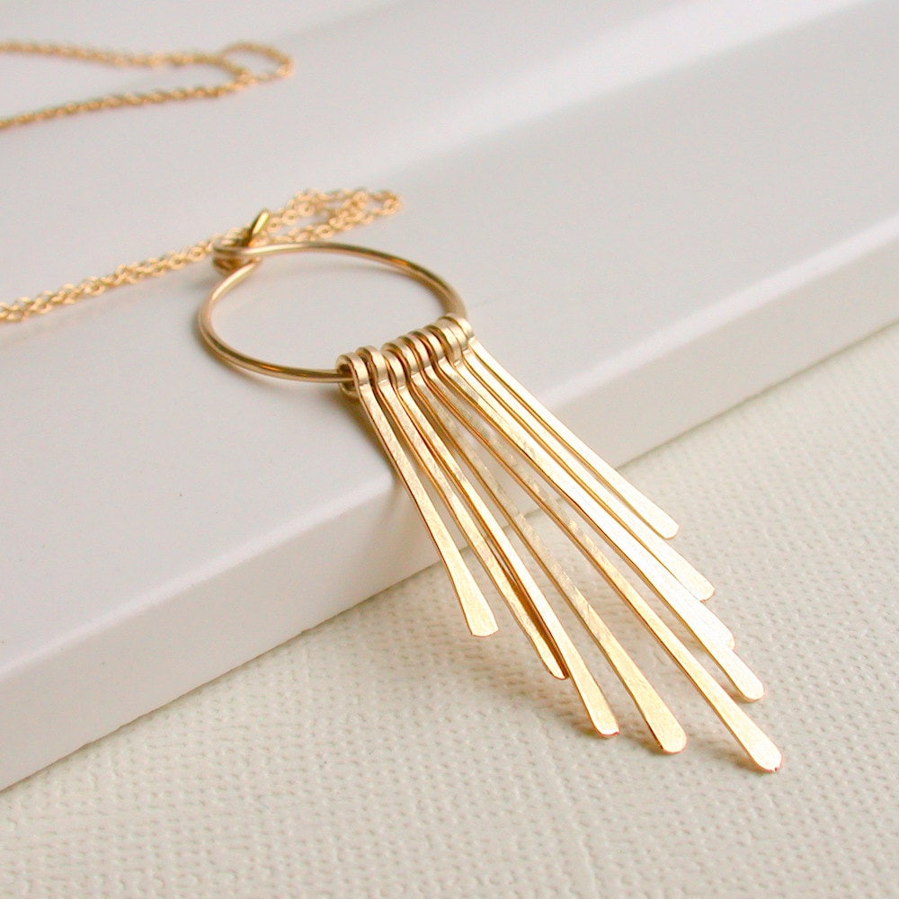 Handgefertigte Fransen Hoop Halskette 14K Gold Fill Handgefertigte Fransen Hoop Halskette 14K Gold Fill von lindatrentjewelry