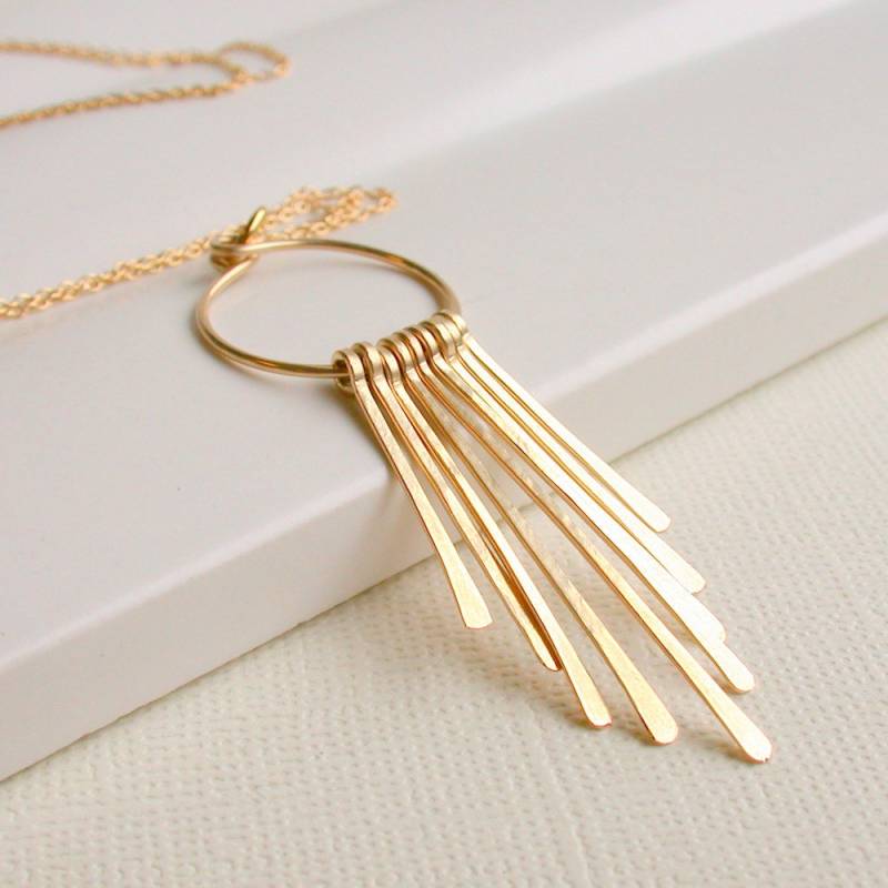 Handgefertigte Fransen Hoop Halskette 14K Gold Fill Handgefertigte Fransen Hoop Halskette 14K Gold Fill von lindatrentjewelry