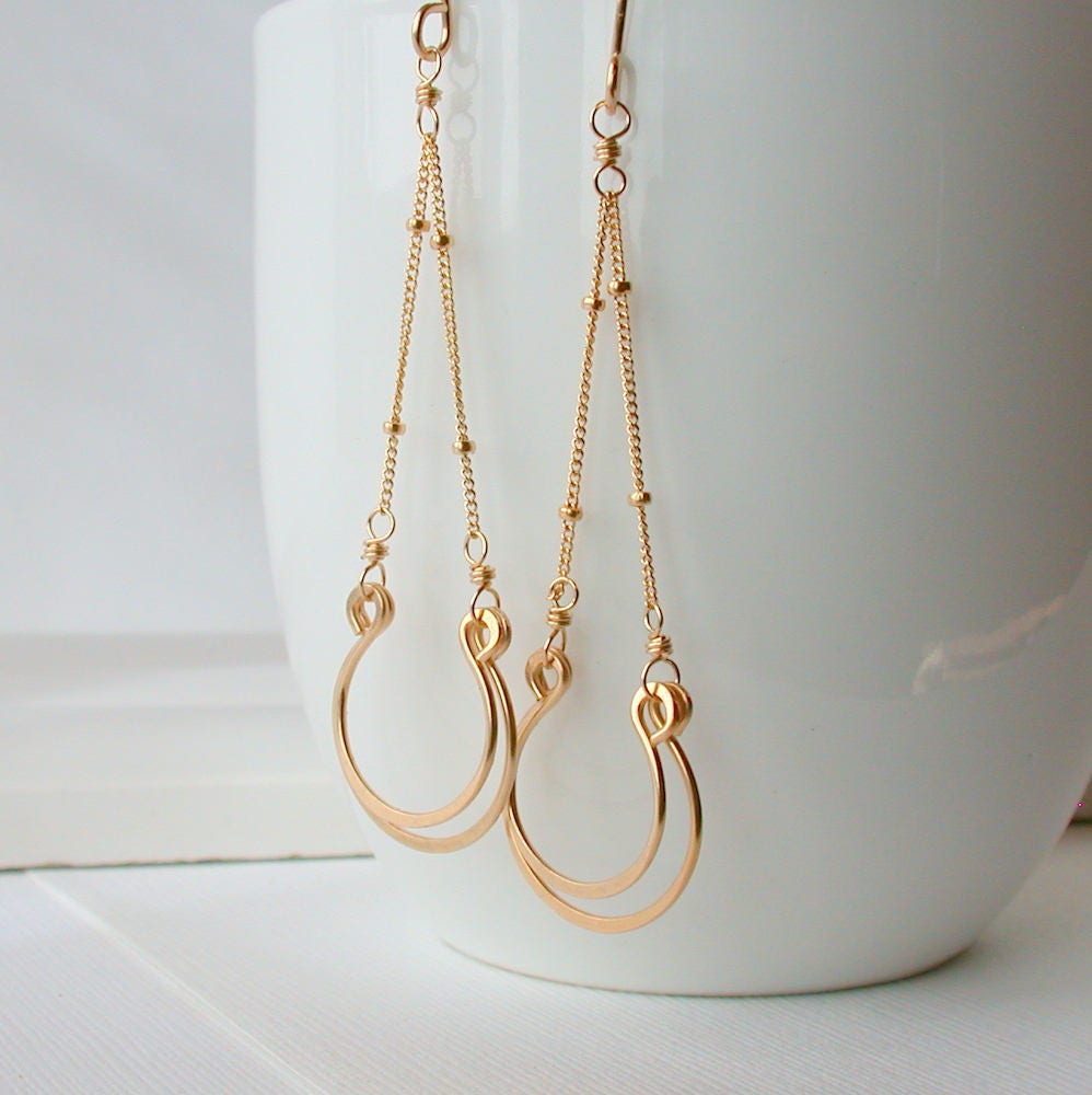 14K Gold Fill Hufeisen Hängeohrringe Zarte Ketten Baumeln 14K Gold Fill Hufeisen Hängeohrringe Zarte Ketten Baumeln von lindatrentjewelry