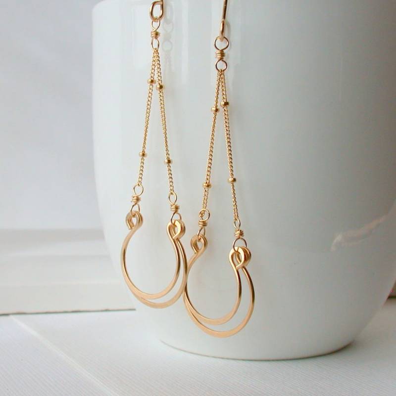 14K Gold Fill Hufeisen Hängeohrringe Zarte Ketten Baumeln 14K Gold Fill Hufeisen Hängeohrringe Zarte Ketten Baumeln von lindatrentjewelry