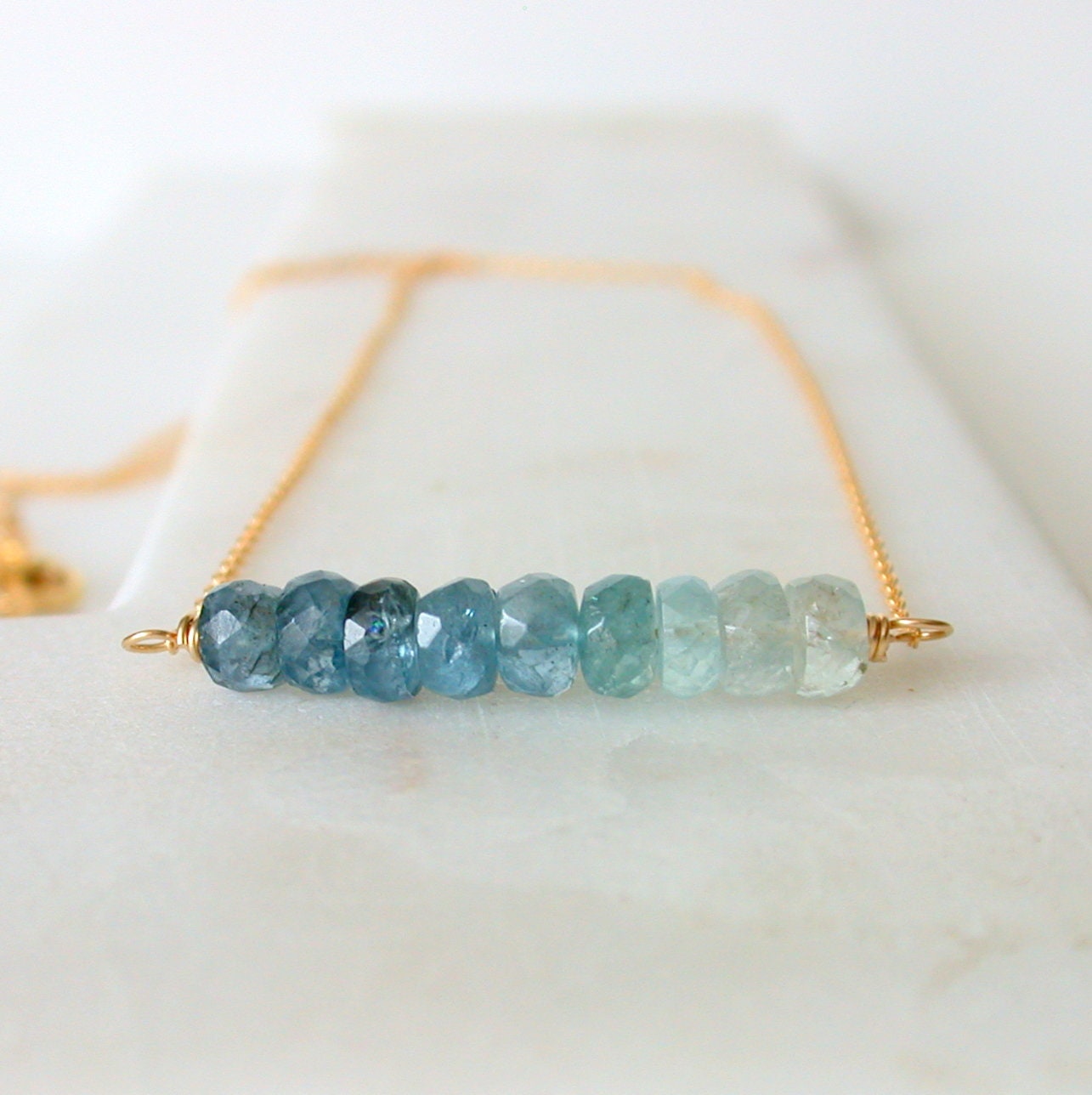 Moss Aquamarine Ombre Bar Halskette Sterling Silber Moss Aquamarine Ombre Bar Halskette Sterling Silber von lindatrentjewelry