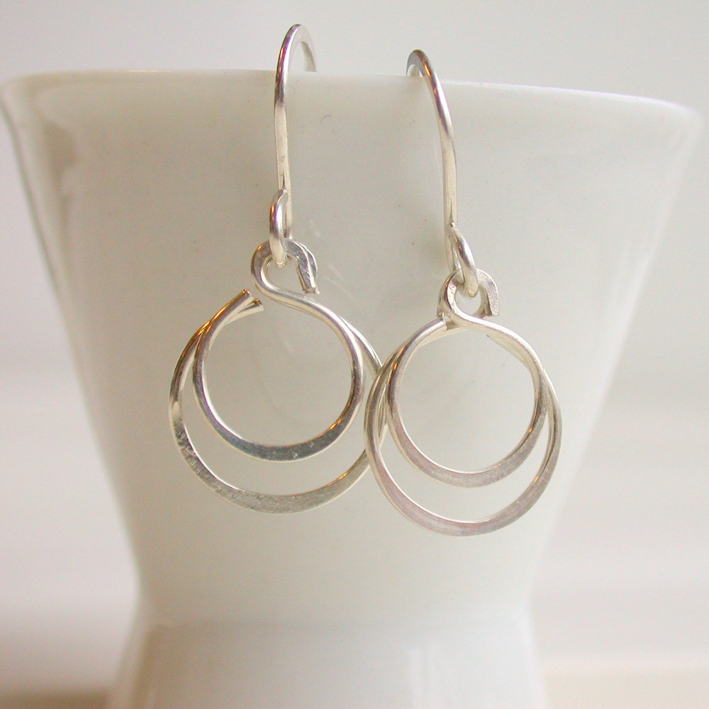 Zierliche Doppel Hoop Ohrringe Sterling Silber Ohrhänger Zierliche Doppel Hoop Ohrringe Sterling Silber Ohrhänger von lindatrentjewelry