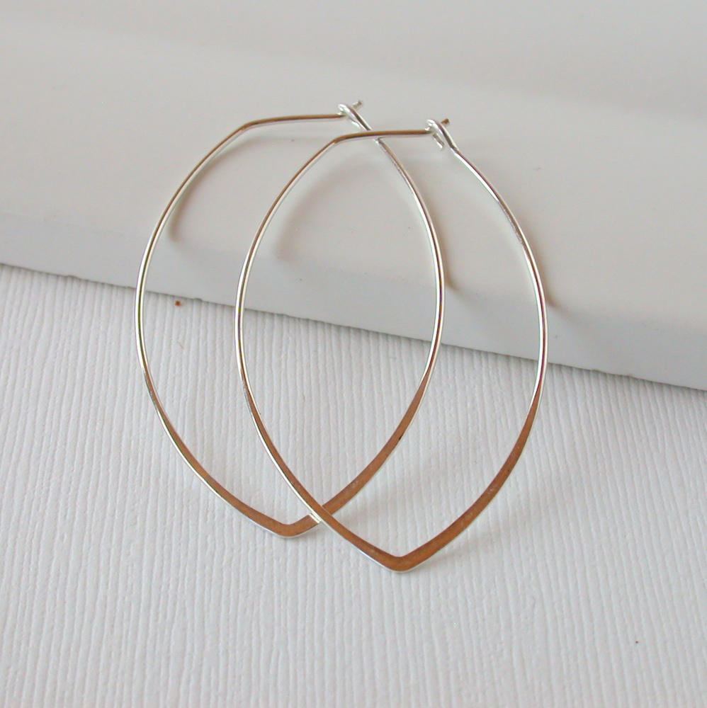 Gehämmertes Sterling Silber Marquis Creolen Leichter Brautjungfer Schmuck Gehämmertes Sterling Silber Marquis Creolen Leichter Brautjungfer Schmuck von lindatrentjewelry