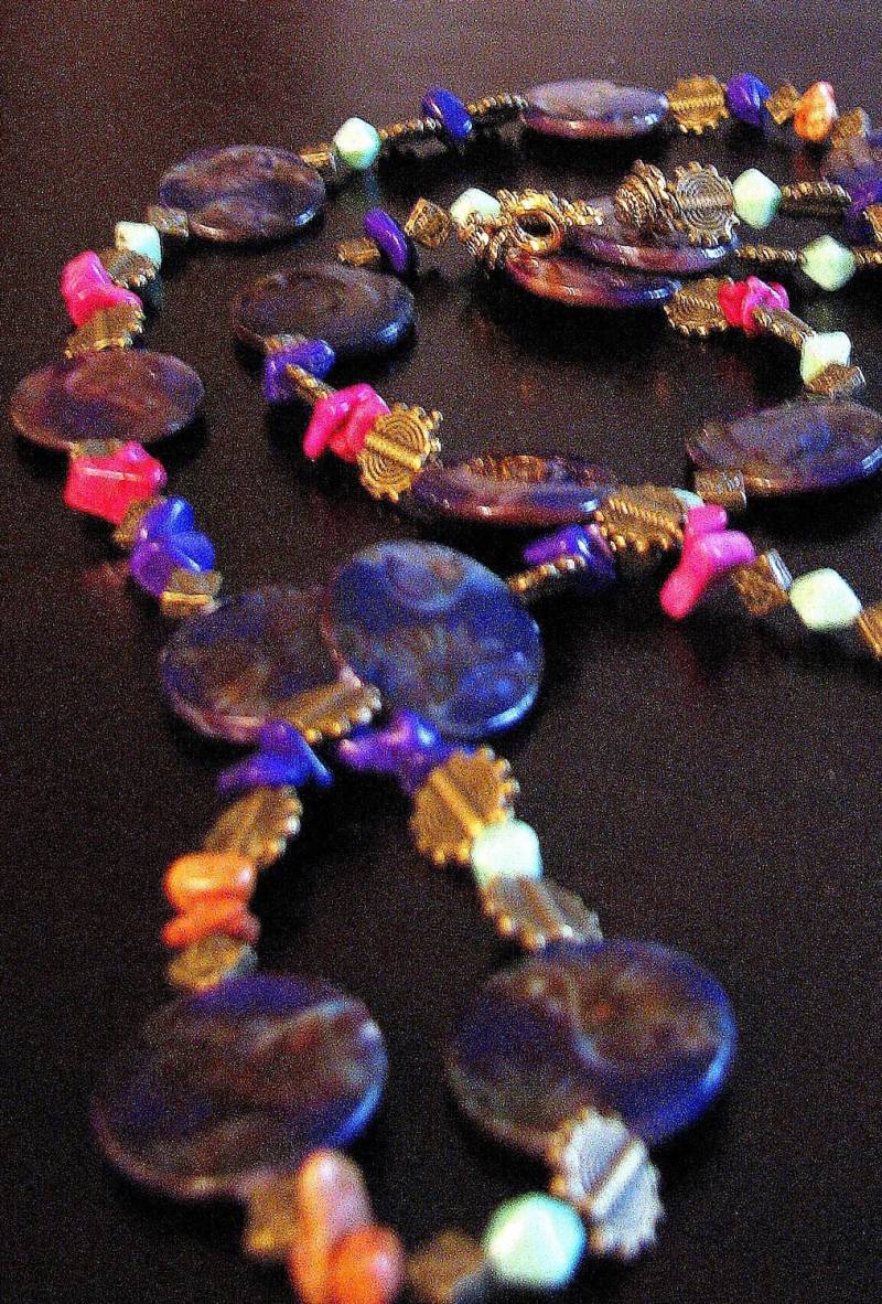 Mauve Handbemalte Design Kette, Ohrringe Passend Dazu Mauve Handbemalte Design Kette, Ohrringe Passend Dazu von lindinidesigns