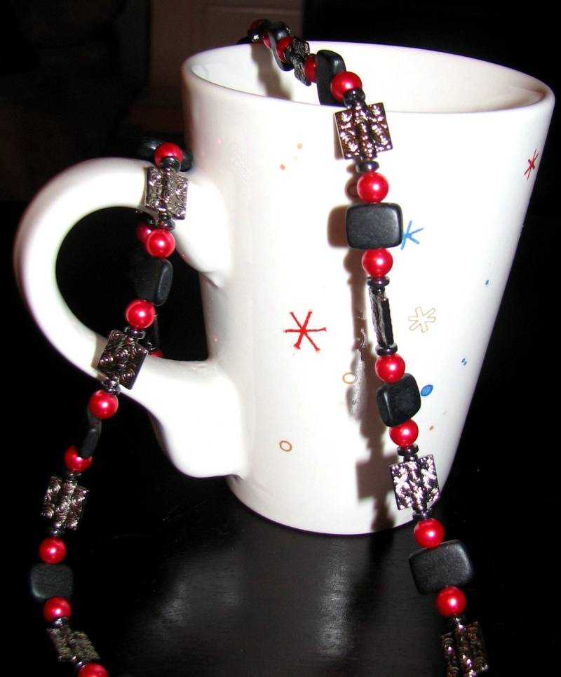 Rosenperle Und Schwarze Halskette Mit Silbernen Akzenten Rosenperle Und Schwarze Halskette Mit Silbernen Akzenten von lindinidesigns