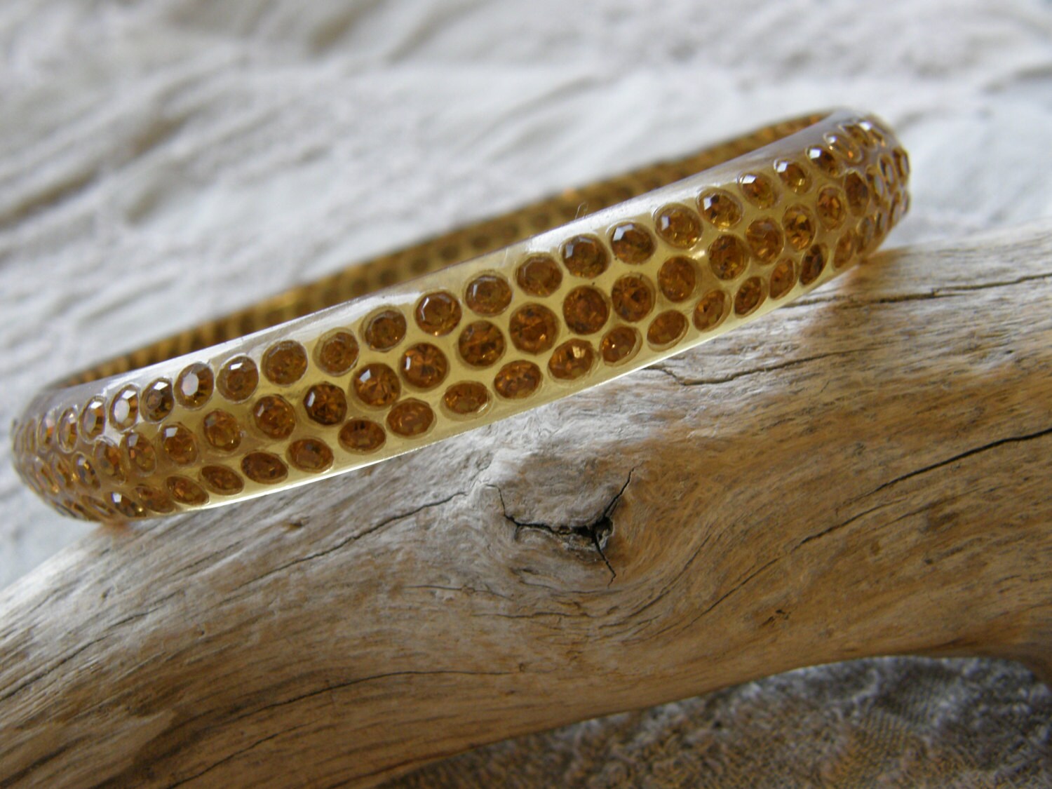 Alte Art-Deco Zelluloid Armreif Mit Bernsteinfarbenen Strasssteinchen Ca. Der 20Er Oder 30Er Jahre von lindysloops