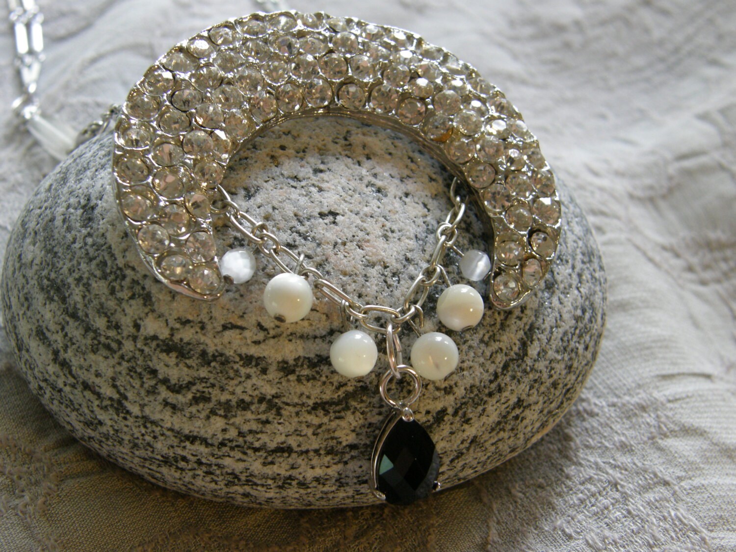 Artisan Gestaltete Gefüge Halskette Aus Vintage-Funden. Bis Aus-Eleganz von lindysloops