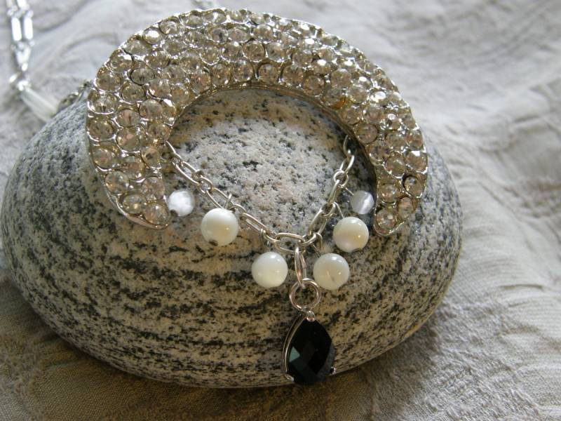 Artisan Gestaltete Gefüge Halskette Aus Vintage-Funden. Bis Aus-Eleganz von lindysloops