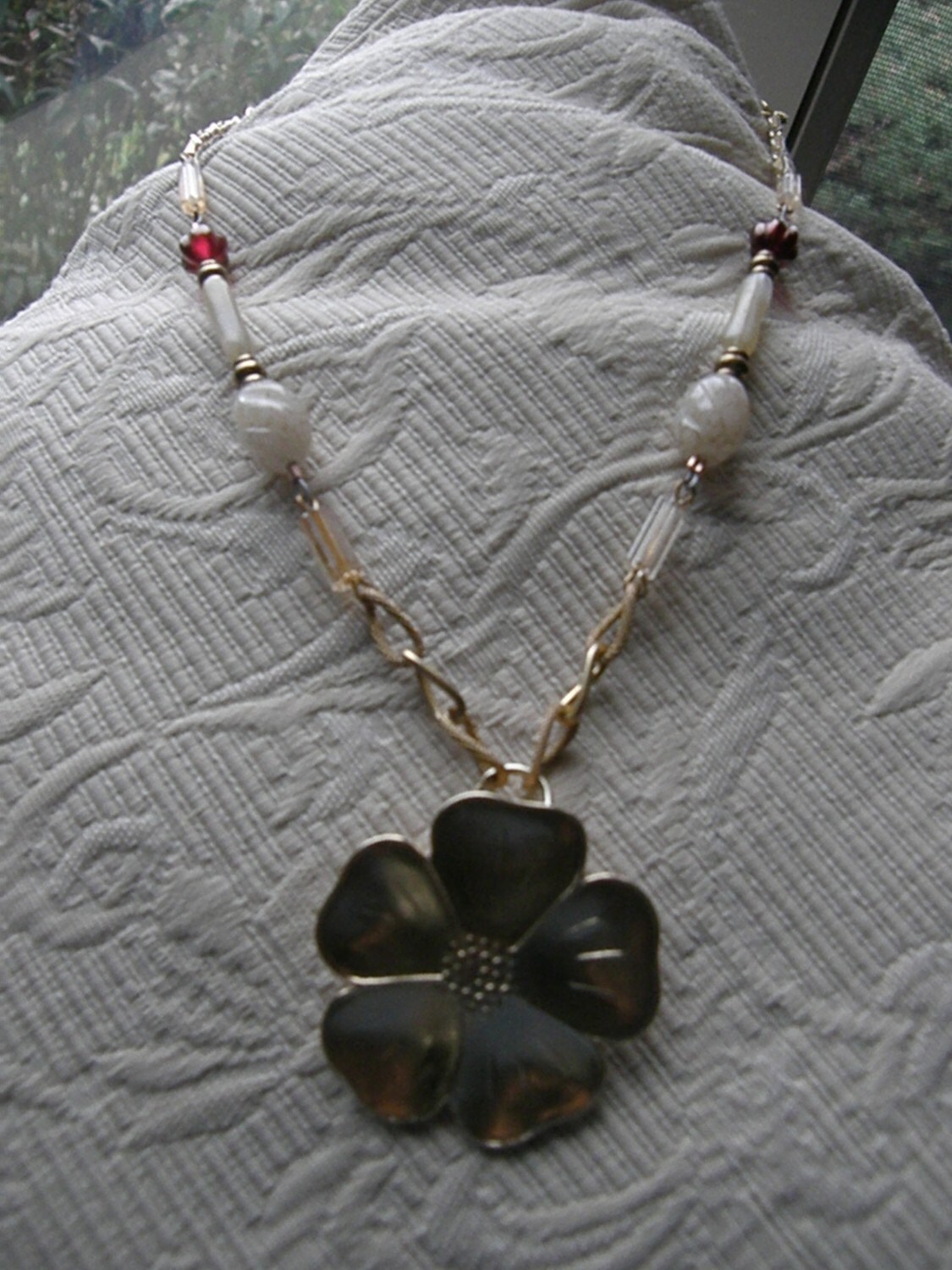 Goldene Matte Blume Halskette von lindysloops