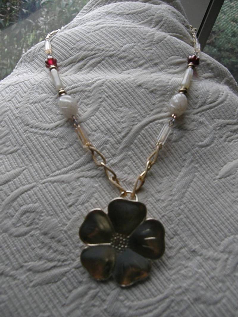 Goldene Matte Blume Halskette von lindysloops