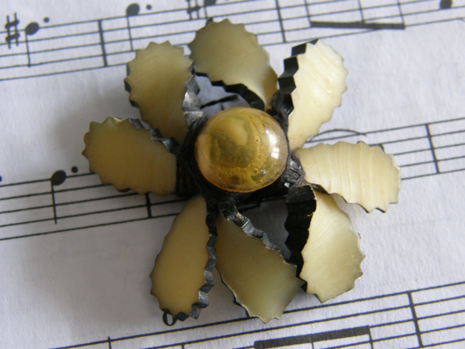 Jahrgang 1930 Zelluloid Und Lucite Ribbon Brosche von lindysloops