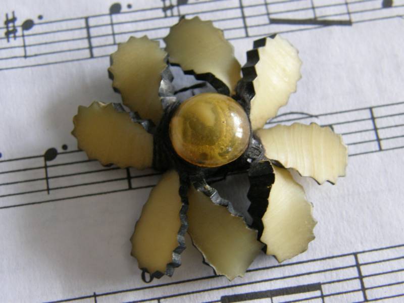 Jahrgang 1930 Zelluloid Und Lucite Ribbon Brosche von lindysloops