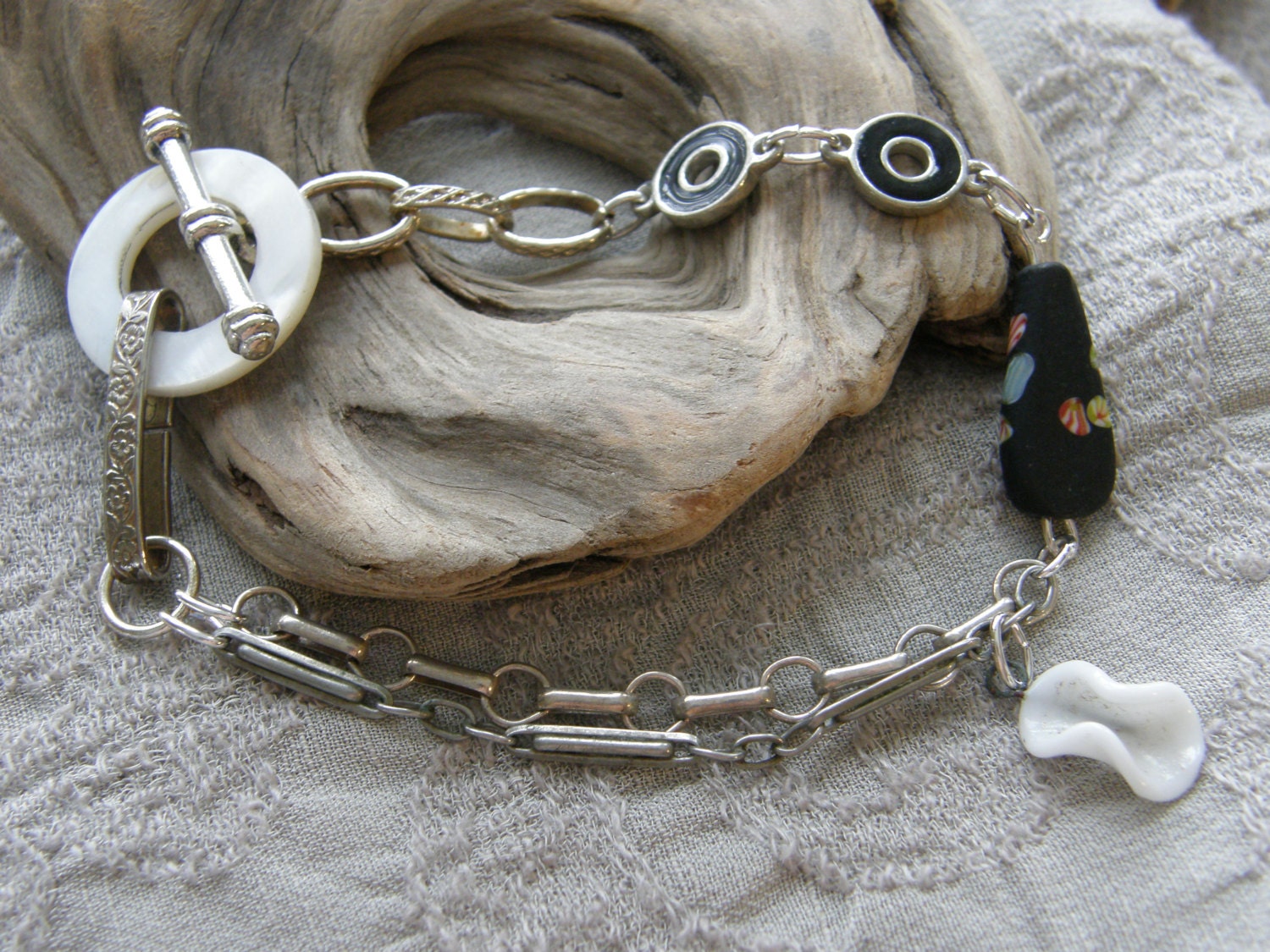 Vintage Assemblage Armband Antik Silber Kette Mit Perlmutt von lindysloops