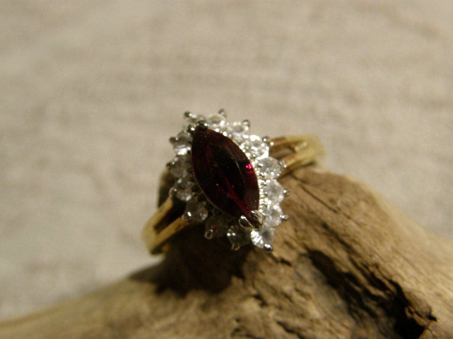 Vintage Cocktail-Ring Mit Einem Marquis Schneiden Glas Rot Stein Umgeben Von Strass - Bfl Gekennzeichnet von lindysloops