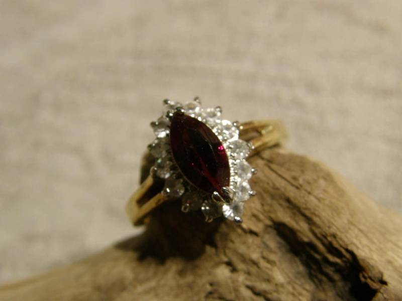 Vintage Cocktail-Ring Mit Einem Marquis Schneiden Glas Rot Stein Umgeben Von Strass - Bfl Gekennzeichnet von lindysloops
