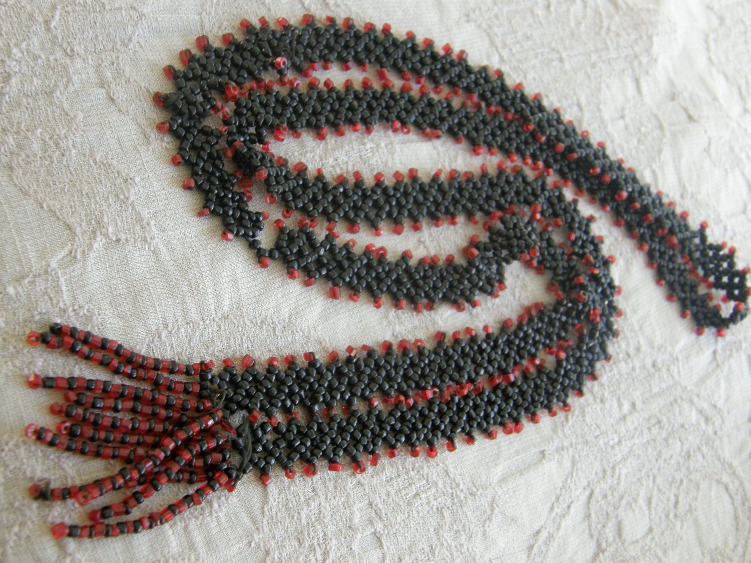 Vintage Gewebt-Bead Flapper Stil Halskette Aus Den 1920Er Jahren in Rot Und Schwarz - Braucht Kleinere Reparatur von lindysloops