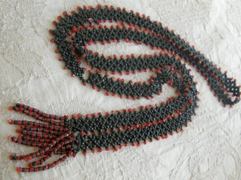Vintage Gewebt-Bead Flapper Stil Halskette Aus Den 1920Er Jahren in Rot Und Schwarz - Braucht Kleinere Reparatur von lindysloops