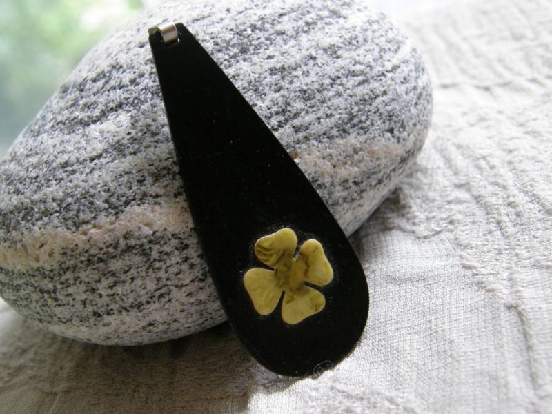 Vintage Kunststoff Anhänger Mit Vier-Blatt Klee Design von lindysloops