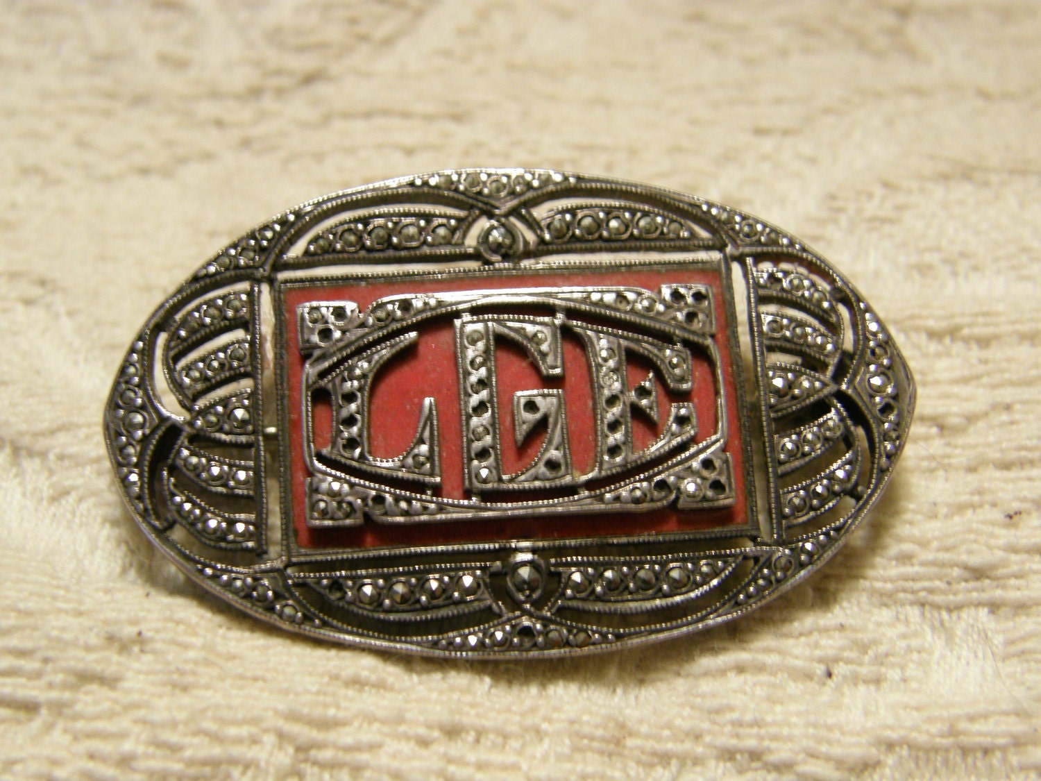 Vintage Markasit Und Rote Emaille Monogramm Brosche - Lge von lindysloops