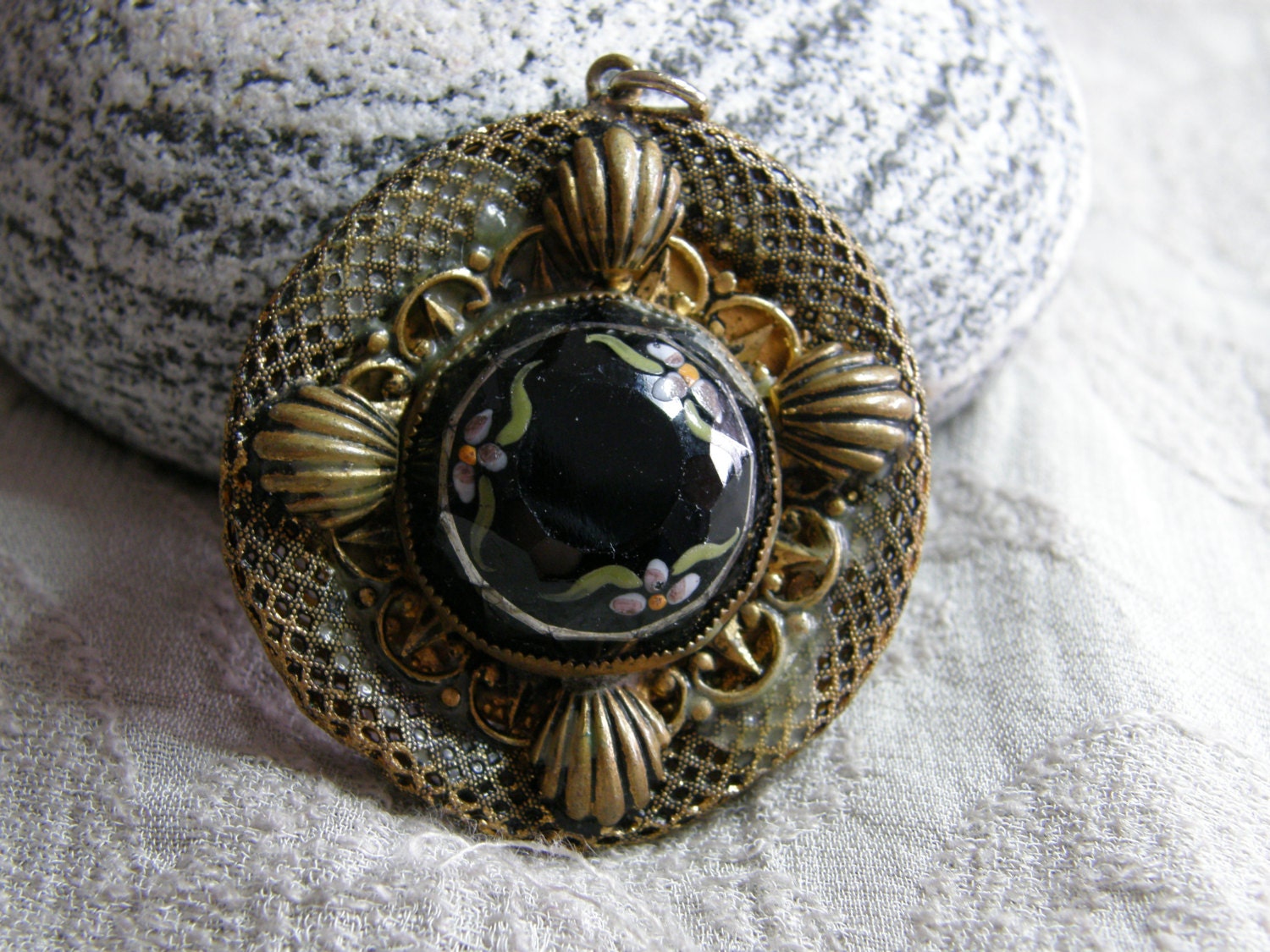 Vintage Messing Und Lackiert Schwarzglas Medaillon Anhänger Zu Tragen Oder Wiederzuverwerten von lindysloops