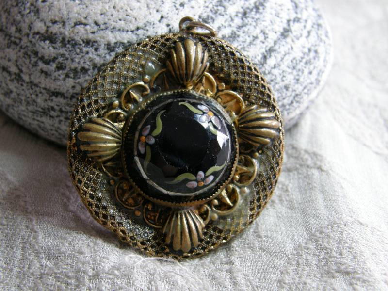Vintage Messing Und Lackiert Schwarzglas Medaillon Anhänger Zu Tragen Oder Wiederzuverwerten von lindysloops