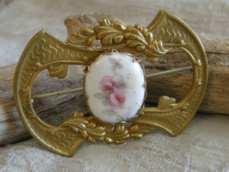 Vintage Schnalle Stil Goldtone Und Porzellan Brosche Mit Rosa Rosen von lindysloops