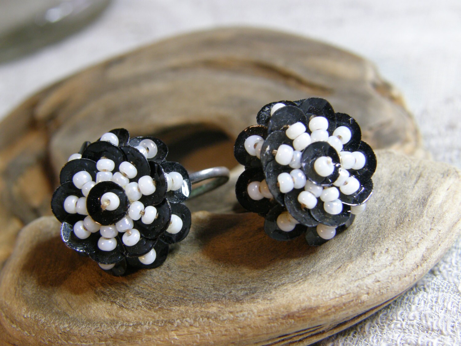 Vintage Schwarze Und Weiße Schraube Zurück Ohrringe Ca. 1930Er Jahre von lindysloops