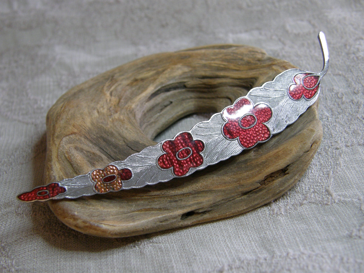 Vintage Silber Blatt Brosche Mit Rot Und Orange Guilloche-Emaille-Blumen von lindysloops