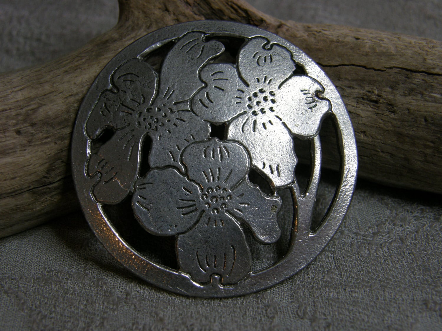Vintage Silber Brosche Mit Magnolia Blumen von lindysloops