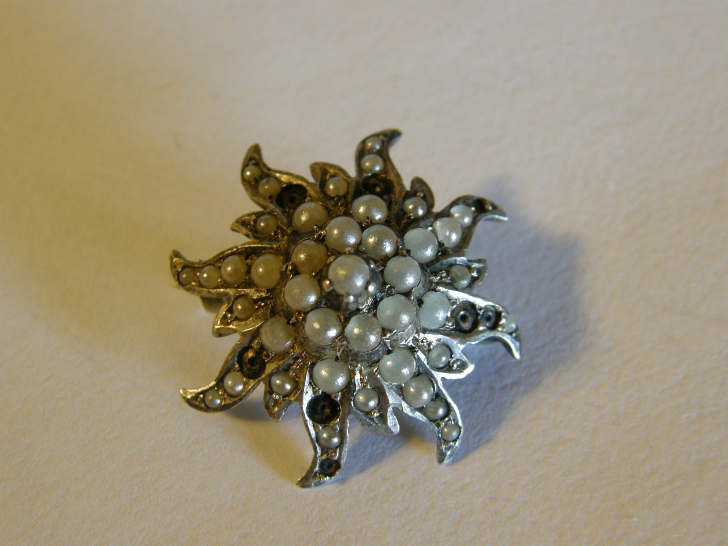 Vintage Silber Und Seed Pearl Starburst-Brosche Aus Den 1920Er Oder 30Er Jahre von lindysloops