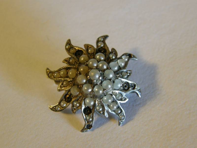 Vintage Silber Und Seed Pearl Starburst-Brosche Aus Den 1920Er Oder 30Er Jahre von lindysloops