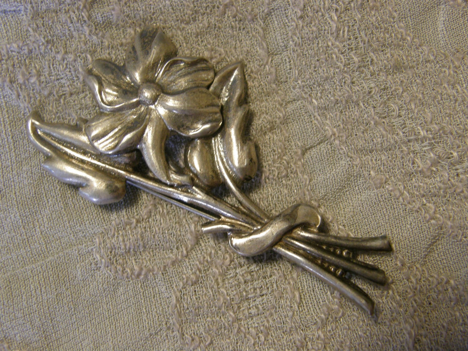 Vintage Sterlingsilber Hollow Wieder Blumen Brosche von lindysloops