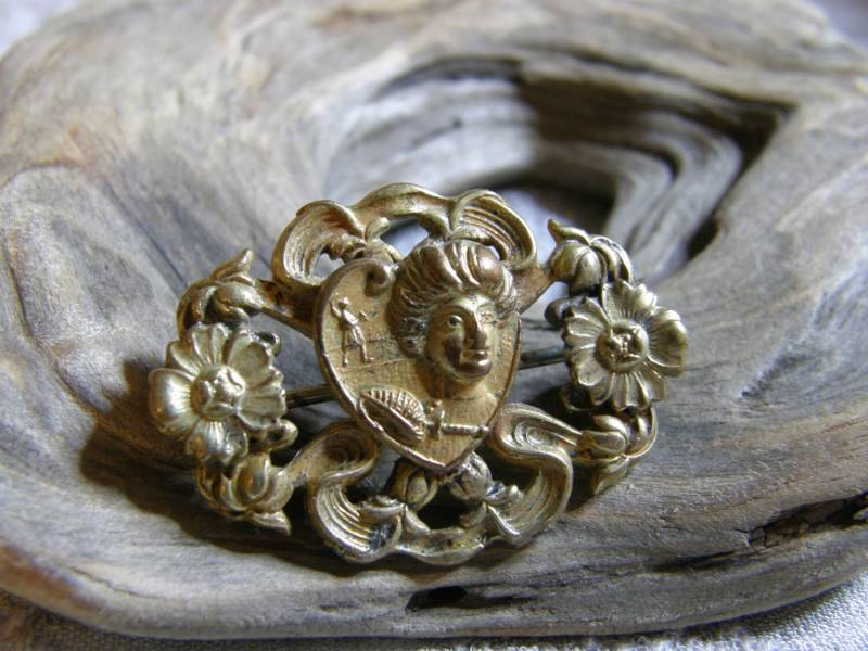 Vintage Stil Jugendstil Brosche Vergoldet Mit Herzen Und Blumen Ca. 1920 von lindysloops