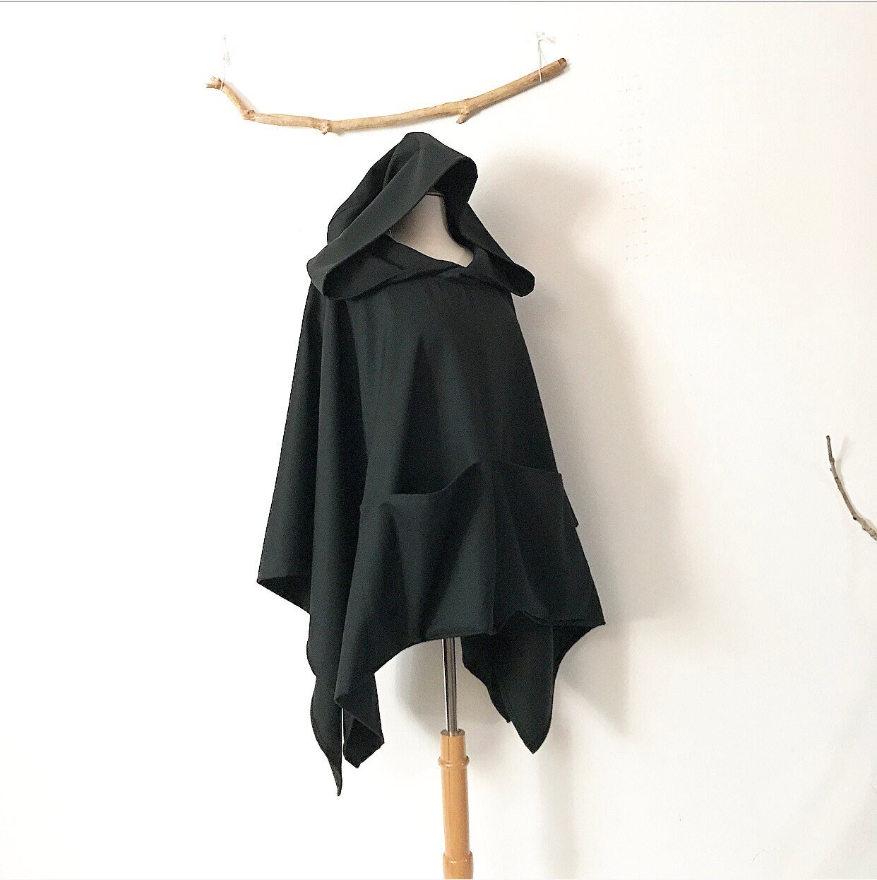 Fertige Dunkelgrüne Kaputzenschaf Schwalben Poncho Mit Großen Taschen Fertige Dunkelgrüne Kaputzenschaf Schwalben Poncho Mit Großen Taschen von linenclothingbyanny