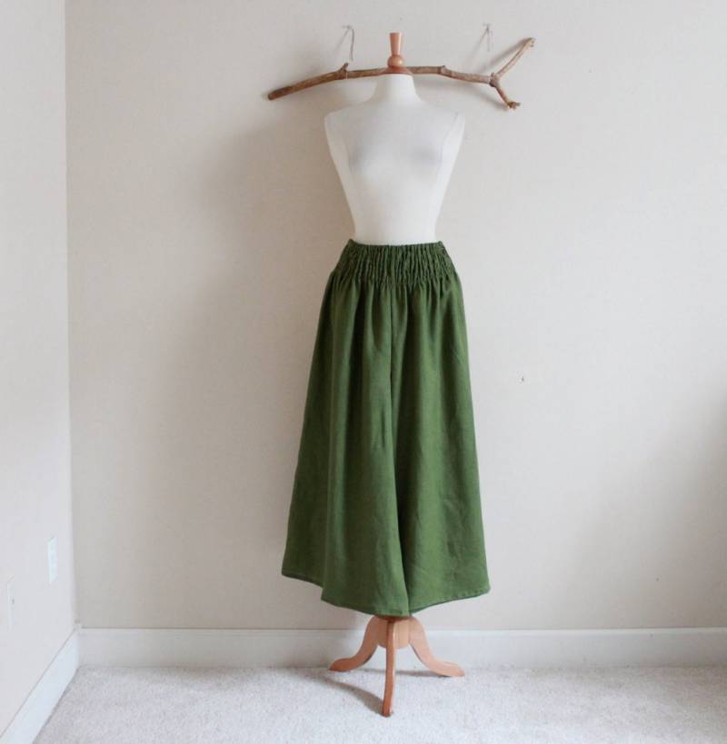 Maßgeschneiderte Leinenhose Mit Weitem Bein Und Geraffter Taille von linenclothingbyanny