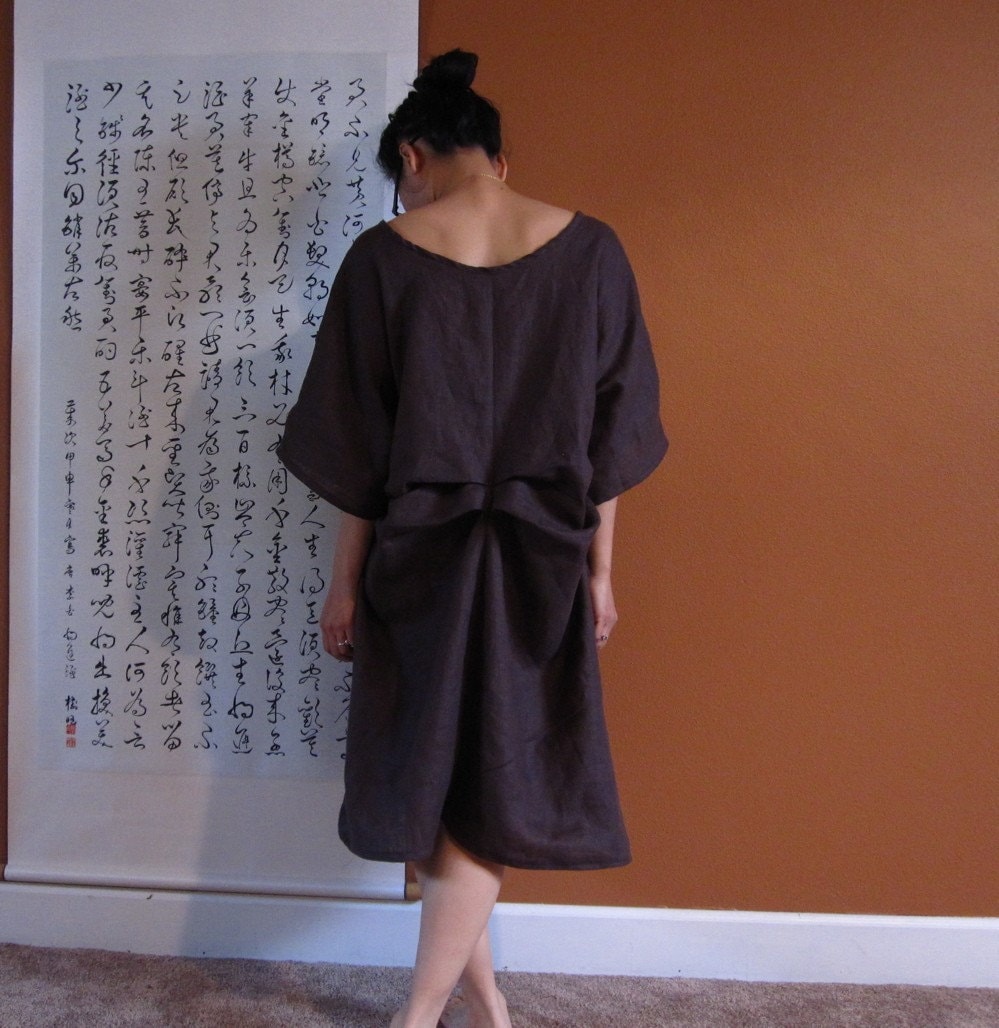 Zwei Falten Kimono Ärmel Leinenkleid Nach Maß Zwei Falten Kimono Ärmel Leinenkleid Nach Maß von linenclothingbyanny