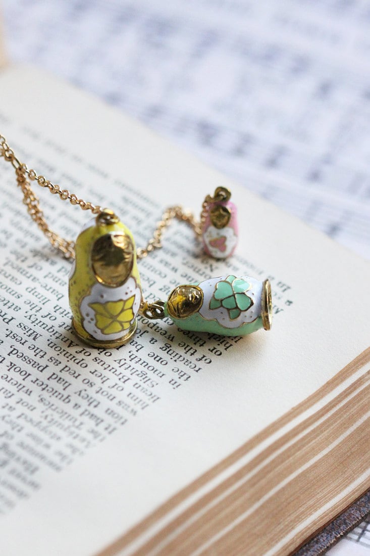 Babuschka Anhänger, Charm Dolls Necklace, Dreifarbige Puppenhalskette von linenjewelryshop