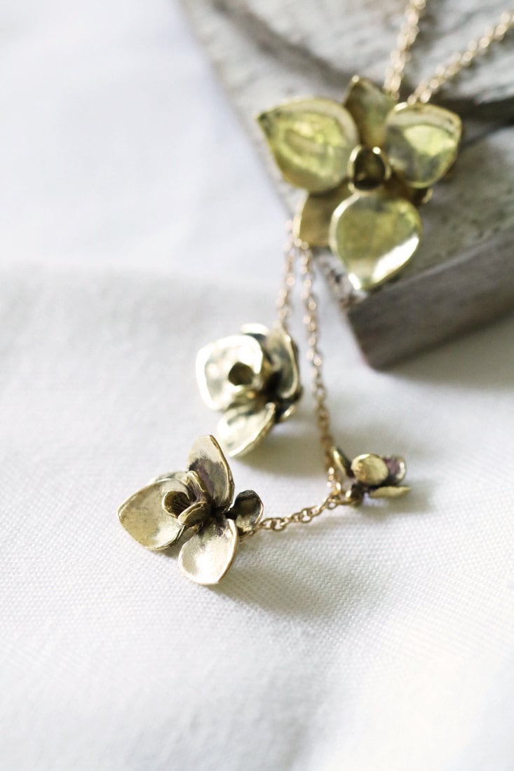 Blumen Halsketten, Charme Anhänger, Jeden Tag Schmuck, Goldene Halskette, Messing Gold Miniatur Anhänger von linenjewelryshop