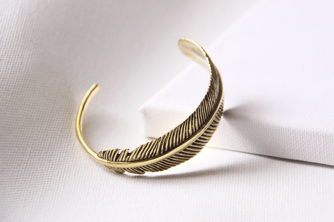 Charm Feder Armreif, Gold Armreif, Chram Armband, Texturiert Armband, Schichtung Armband, Schmuck Für Den Täglichen Gebrauch von linenjewelryshop